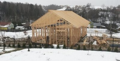 Budowa konstrukcji dachu domu w technologii kanadyjskiej w Gilowicach koło Żywca