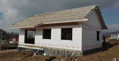 Wiatroizolacja na konstrukcji szkieletowej na budowie domu w Gilowicach koło Żywca