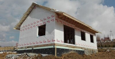Montaż wiatroizolacji na budowie domu szkieletowego w Gilowicach koło Żywca