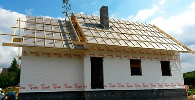 Układanie paroizolacji na konstrukcji domu na budowie w Bielsku-Białej