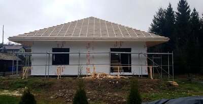 Budowa konstrukcji dachu domu w technologii szkieletowej i montaż paroizolacji, Łękawica, k. Żywiec