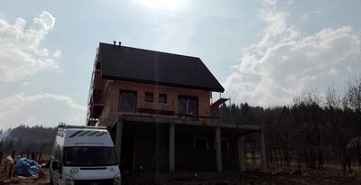 Układanie drewnianej elewacji na budowie w Juszczynie koło Żywca