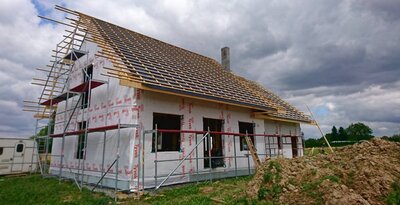 Układanie wiatroizolacji na konstrukcji szkieletu domu w Bielsku-Białej