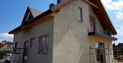 Klej na izolacji domu szkieletowego na budowie w Bierach koło Bielska-Białej