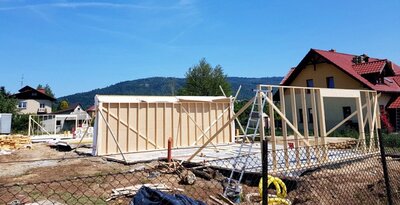 Budowa konstrukcji szkieletu domów szeregowych w Wilkowicach koło Bielska-Białej