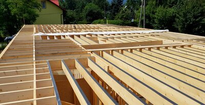 Budowa stropu konstrukcji szkieletu domów szeregowych w Wilkowicach koło Bielska-Białej
