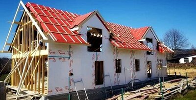 Budowa konstrukcji dachu domu w technologii szkieletowej