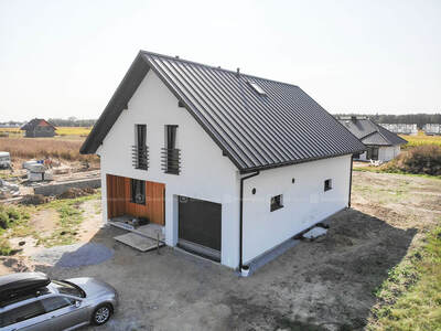 Gotowa biało-drewniana elewacja domu w technologii szkieletowej w Domaszczynie koło Wrocławia