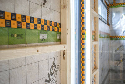 Montaż rusztu pod płyty gipsowo-kartonowe na budowie nowoczesnej stodoły w technologii szkieletowej w Bielsku-Białej