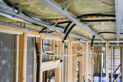 Montaż instalacji na budowie nowoczesnej stodoły w technologii szkieletowej w Bielsku-Białej