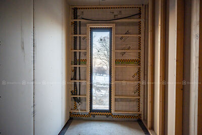 Montaż płyt gipsowo-kartonowych (G/K) na budowie domu w technologii szkieletowej w Bielsku-Białej