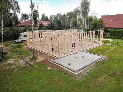 Budowa konstrukcji domu kanadyjskiego w Sośnicowicach koło Gliwic