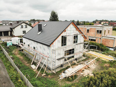 Budowa dachu dwuspadowego na domu w technologii szkieletowej w Mikołowie