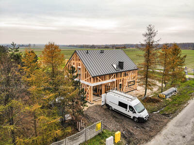 Budowa dachu domu szkieletowego w Przezchlebiu koło Gliwice