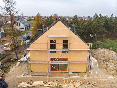 Montaż płyt poszycia Seico Protect na budowie domu w technologii szkieletowej w Przezchlebiu koło Gliwic