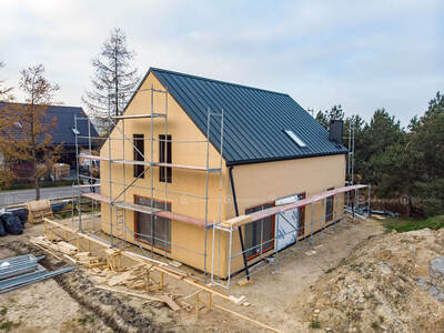 Montaż płyt poszycia Seico Protect na budowie domu w technologii szkieletowej w Przezchlebiu koło Gliwic