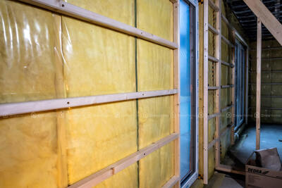 Montaż rusztu pod płyty gipsowo-kartonowe na budowie domu w technologii szkieletowej w Przezchlebiu koło Gliwic