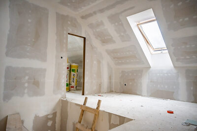 Montaż płyt gipsowo-kartonowych (G/K) na budowie domu w technologii szkieletowej w Przezchlebiu koło Gliwic
