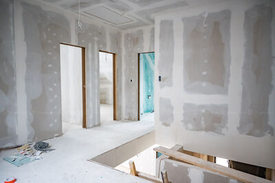 Montaż płyt gipsowo-kartonowych (G/K) na budowie domu w technologii szkieletowej w Przezchlebiu koło Gliwic