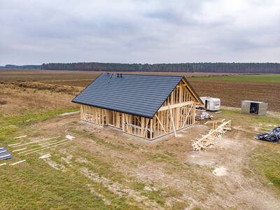 Budowa dachu domu szkieletowego w miejscowości Jelcz-Laskowice