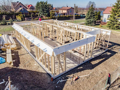 Budowa konstrukcji domu szkieletowego w Jasieniu koło Brzeska