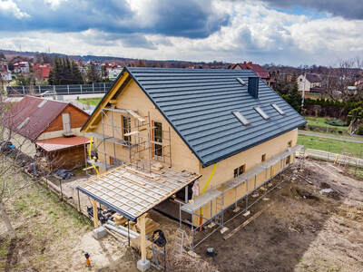 Montaż płyt poszycia na konstrukcji domu w Jasieniu koło Brzeska
