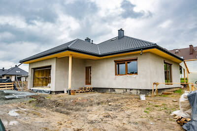 Montaż pokrycia dachowego, okien i kleju podtynkowego na domu szkieletowym w Bielsku-Białej