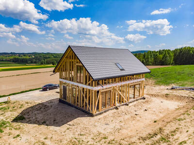Budowa dachu i okien w domu o konstrukcji szkieletowej w Dębnie koło Brzeska w Małopolsce