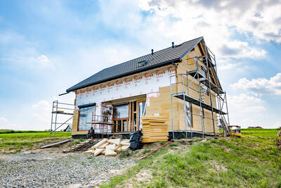 Montaż płyt poszycia na konstrukcji domu kanadyjskiego w Dębnie koło Brzeska w Małopolsce
