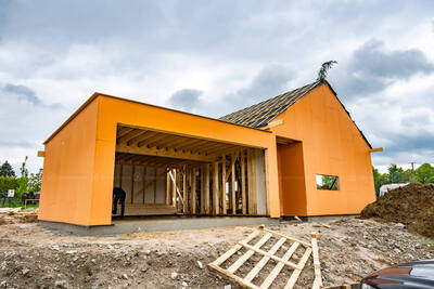 Montaż płyt poszycia na konstrukcji domu szkieletowego w Czechowicach-Dziedzicach