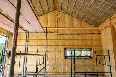 Montaż rusztów pod płyty gipsowo-kartonowe na budowie domu kanadyjskiego w Czechowicach-Dziedzicach