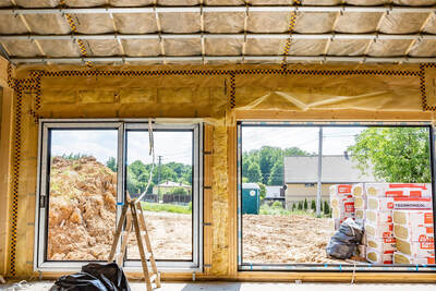 Montaż rusztów pod płyty gipsowo-kartonowe na budowie domu kanadyjskiego w Czechowicach-Dziedzicach
