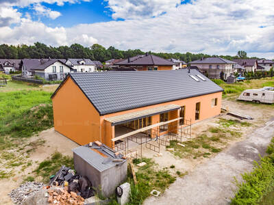 Montaż płyt poszycia i dachu na budowie domu kanadyjskiego w Paniówkach koło Gliwic, Mikołowa i Rudy Śląskiej