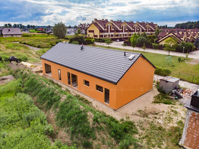 Montaż płyt poszycia i dachu na budowie domu kanadyjskiego w Paniówkach koło Gliwic, Mikołowa i Rudy Śląskiej