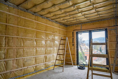 Montaż rusztów drewnianych i stalowych pod płyty gipsowo-kartonowe w domu szkieletowym w Bielsku-Białej