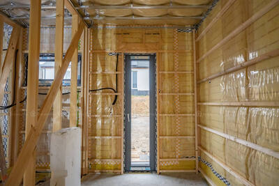 Montaż rusztów drewnianych i stalowych pod płyty gipsowo-kartonowe w domu szkieletowym w Bielsku-Białej