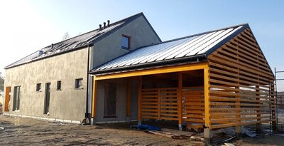 Montaż deski na wiacie garażowej na budowie domu w technologi kanadyjskiej, Pilchowice, Gliwice