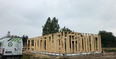 Budowa konstrukcji ścian zewntrznych domu szkieletowego w Pilchowicach koło Gliwice