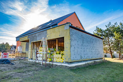 Montaż poszycia dachu oraz montaż okien na domu szkieletowym w Chechle koło Olkusza