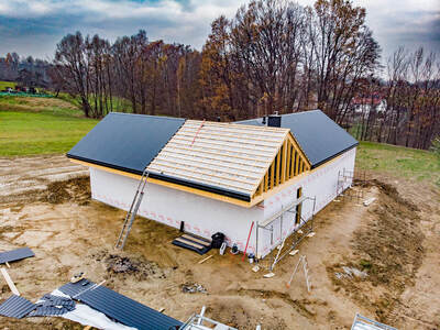 Montaż dachu i wiatroizolacji na konstrukcji domu szkieletowego w Bochni