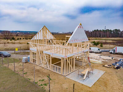 Budowa konstrukcji domu w technologii szkieletowej w Konstantynowie Łódzkim