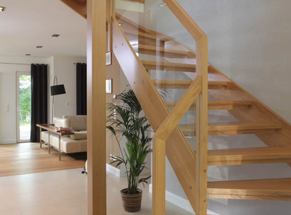 Drewniane schody policzkowe w domu o konstrukcji szkieletowej