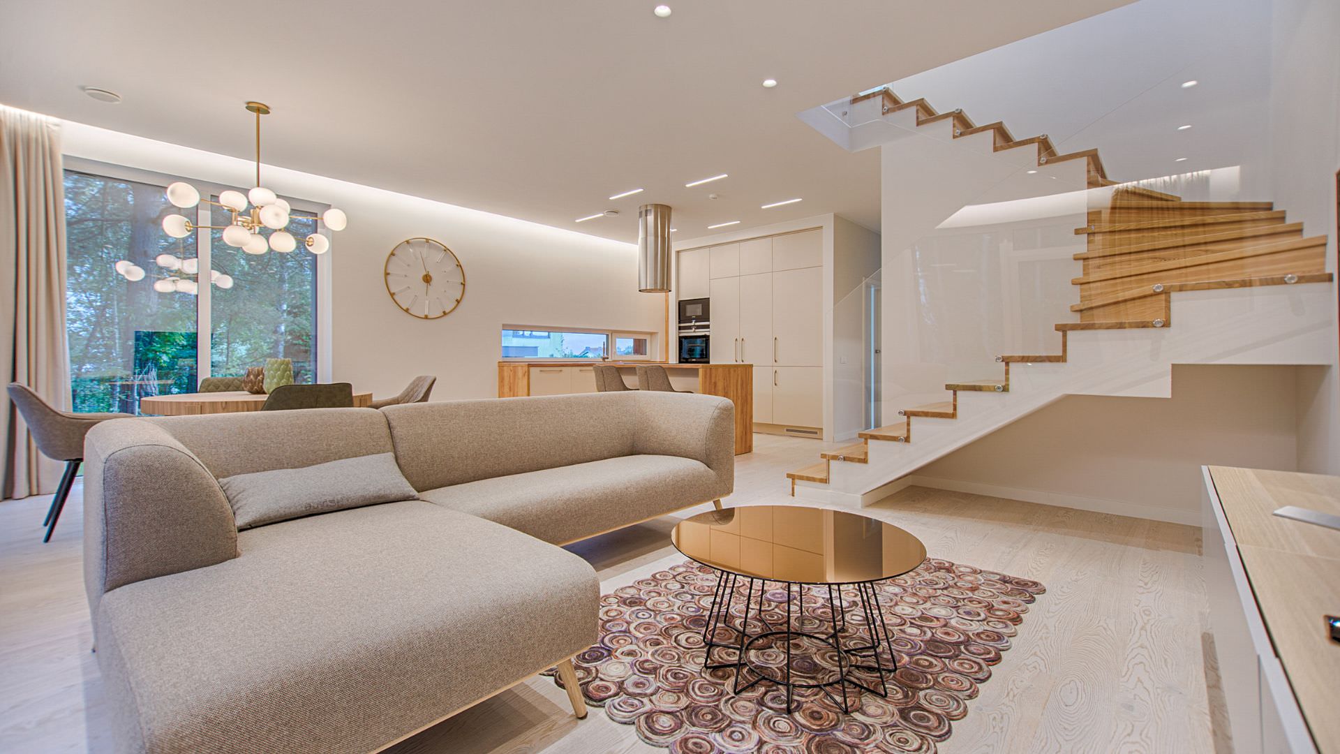 Podsumowanie Domy szkieletowe oferują niezwykłą elastyczność projektową, co czyni je idealnym wyborem dla osób ceniących indywidualizm i unikalność. Dzięki możliwości dostosowania do różnych stylów architektonicznych, inwestorzy mogą realizować swoje najbardziej śmiałe wizje, niezależnie od tego, czy marzą o nowoczesnym domu z dużymi przeszkleniami, czy tradycyjnym dworku z drewnianymi elementami. Technologia DrewHome pozwala na szybką realizację budowy w zaledwie 70 dni, co jest ogromną zaletą w porównaniu do tradycyjnych metod budowlanych. Energooszczędność to kolejny atut domów szkieletowych. Doskonała izolacja termiczna i akustyczna zapewnia komfort użytkowania przez cały rok, a stała cena realizacji projektu eliminuje ryzyko niespodziewanych kosztów. Ekologiczne aspekty związane z wykorzystaniem naturalnych materiałów sprawiają, że domy te są przyjazne dla środowiska. Wybierając dom szkieletowy od DrewHome, inwestorzy mogą liczyć na wsparcie na każdym etapie budowy oraz pewność, że ich dom spełni najwyższe standardy jakości i energooszczędności. FAQ Jakie są koszty utrzymania domu szkieletowego? Koszty utrzymania domu szkieletowego są zazwyczaj niższe w porównaniu do tradycyjnych domów murowanych. Dzięki doskonałej izolacji termicznej, rachunki za ogrzewanie mogą być znacznie mniejsze. Dodatkowo, DrewHome oferuje stałą cenę realizacji projektu, co eliminuje ryzyko niespodziewanych wydatków podczas budowy. Czy domy szkieletowe są trwałe? Tak, domy szkieletowe są bardzo trwałe. DrewHome wykorzystuje suszone, czterostronnie strugane drewno świerkowe klasy C24 o wilgotności poniżej 18%, co zapewnia stabilność i wytrzymałość konstrukcji. Przy odpowiedniej konserwacji, takie domy mogą służyć przez wiele lat. Jakie są możliwości rozbudowy domu szkieletowego? Dzięki elastyczności projektowej, domy szkieletowe można łatwo rozbudować lub zmodyfikować. Konstrukcja pozwala na dodawanie nowych pomieszczeń czy zmianę układu wnętrz bez konieczności przeprowadzania skomplikowanych prac budowlanych. Czy domy szkieletowe są odporne na warunki atmosferyczne? Domy szkieletowe są zaprojektowane tak, aby były odporne na różnorodne warunki atmosferyczne. Dzięki zastosowaniu odpowiednich materiałów izolacyjnych oraz technologii budowy, zapewniają komfort cieplny zarówno zimą, jak i latem. Jak wygląda proces uzyskania pozwolenia na budowę domu szkieletowego? Proces uzyskania pozwolenia na budowę domu szkieletowego jest podobny do tego dla tradycyjnych domów murowanych. Wymaga złożenia odpowiednich dokumentów w urzędzie gminy lub miasta oraz uzyskania zgody na realizację projektu. DrewHome oferuje wsparcie inwestora na każdym etapie, co może ułatwić ten proces. Czy mogę samodzielnie zaprojektować wnętrze domu szkieletowego? Tak, jednym z największych atutów domów szkieletowych jest możliwość indywidualnego podejścia do projektu wnętrza. Możesz dostosować układ pomieszczeń oraz wykończenie według własnych preferencji i potrzeb. Jakie są ekologiczne aspekty budowy domu szkieletowego? Budowa domów szkieletowych jest przyjazna dla środowiska dzięki wykorzystaniu naturalnych materiałów takich jak drewno oraz wełna mineralna do izolacji. DrewHome dba o odpowiedzialne podejście do budowy, co przyczynia się do ochrony środowiska naturalnego. Czy technologia budowy domu szkieletowego wpływa na jego wartość rynkową? Domy szkieletowe cieszą się rosnącą popularnością i ich wartość rynkowa często jest porównywalna z tradycyjnymi domami murowanymi. Dzięki energooszczędności i nowoczesnym rozwiązaniom technologicznym mogą być atrakcyjną opcją dla potencjalnych nabywców.