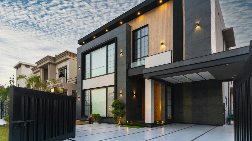 Podsumowanie Domy szkieletowe oferują niezwykłą elastyczność projektową, co czyni je idealnym wyborem dla osób ceniących indywidualizm i unikalność. Dzięki możliwości dostosowania do różnych stylów architektonicznych, inwestorzy mogą realizować swoje najbardziej śmiałe wizje, niezależnie od tego, czy marzą o nowoczesnym domu z dużymi przeszkleniami, czy tradycyjnym dworku z drewnianymi elementami. Technologia DrewHome pozwala na szybką realizację budowy w zaledwie 70 dni, co jest ogromną zaletą w porównaniu do tradycyjnych metod budowlanych. Energooszczędność to kolejny atut domów szkieletowych. Doskonała izolacja termiczna i akustyczna zapewnia komfort użytkowania przez cały rok, a stała cena realizacji projektu eliminuje ryzyko niespodziewanych kosztów. Ekologiczne aspekty związane z wykorzystaniem naturalnych materiałów sprawiają, że domy te są przyjazne dla środowiska. Wybierając dom szkieletowy od DrewHome, inwestorzy mogą liczyć na wsparcie na każdym etapie budowy oraz pewność, że ich dom spełni najwyższe standardy jakości i energooszczędności. FAQ Jakie są koszty utrzymania domu szkieletowego? Koszty utrzymania domu szkieletowego są zazwyczaj niższe w porównaniu do tradycyjnych domów murowanych. Dzięki doskonałej izolacji termicznej, rachunki za ogrzewanie mogą być znacznie mniejsze. Dodatkowo, DrewHome oferuje stałą cenę realizacji projektu, co eliminuje ryzyko niespodziewanych wydatków podczas budowy. Czy domy szkieletowe są trwałe? Tak, domy szkieletowe są bardzo trwałe. DrewHome wykorzystuje suszone, czterostronnie strugane drewno świerkowe klasy C24 o wilgotności poniżej 18%, co zapewnia stabilność i wytrzymałość konstrukcji. Przy odpowiedniej konserwacji, takie domy mogą służyć przez wiele lat. Jakie są możliwości rozbudowy domu szkieletowego? Dzięki elastyczności projektowej, domy szkieletowe można łatwo rozbudować lub zmodyfikować. Konstrukcja pozwala na dodawanie nowych pomieszczeń czy zmianę układu wnętrz bez konieczności przeprowadzania skomplikowanych prac budowlanych. Czy domy szkieletowe są odporne na warunki atmosferyczne? Domy szkieletowe są zaprojektowane tak, aby były odporne na różnorodne warunki atmosferyczne. Dzięki zastosowaniu odpowiednich materiałów izolacyjnych oraz technologii budowy, zapewniają komfort cieplny zarówno zimą, jak i latem. Jak wygląda proces uzyskania pozwolenia na budowę domu szkieletowego? Proces uzyskania pozwolenia na budowę domu szkieletowego jest podobny do tego dla tradycyjnych domów murowanych. Wymaga złożenia odpowiednich dokumentów w urzędzie gminy lub miasta oraz uzyskania zgody na realizację projektu. DrewHome oferuje wsparcie inwestora na każdym etapie, co może ułatwić ten proces. Czy mogę samodzielnie zaprojektować wnętrze domu szkieletowego? Tak, jednym z największych atutów domów szkieletowych jest możliwość indywidualnego podejścia do projektu wnętrza. Możesz dostosować układ pomieszczeń oraz wykończenie według własnych preferencji i potrzeb. Jakie są ekologiczne aspekty budowy domu szkieletowego? Budowa domów szkieletowych jest przyjazna dla środowiska dzięki wykorzystaniu naturalnych materiałów takich jak drewno oraz wełna mineralna do izolacji. DrewHome dba o odpowiedzialne podejście do budowy, co przyczynia się do ochrony środowiska naturalnego. Czy technologia budowy domu szkieletowego wpływa na jego wartość rynkową? Domy szkieletowe cieszą się rosnącą popularnością i ich wartość rynkowa często jest porównywalna z tradycyjnymi domami murowanymi. Dzięki energooszczędności i nowoczesnym rozwiązaniom technologicznym mogą być atrakcyjną opcją dla potencjalnych nabywców.