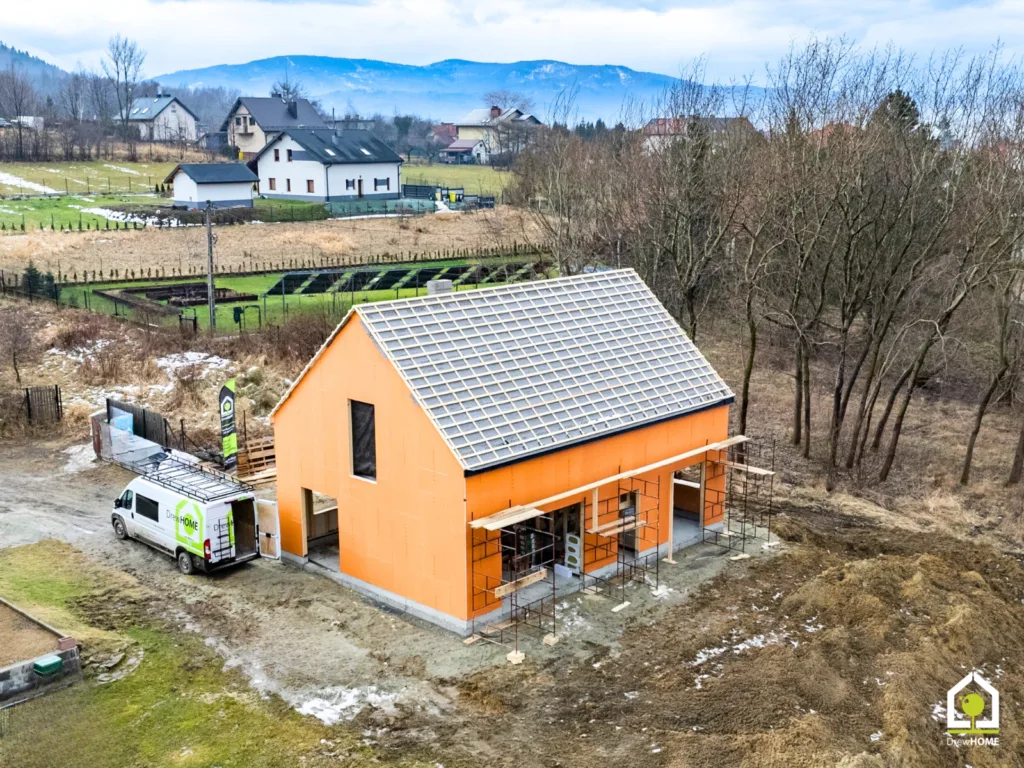 Dom szkieletowy DrewHome z gotowym dachem przed wykonaniem elewacji