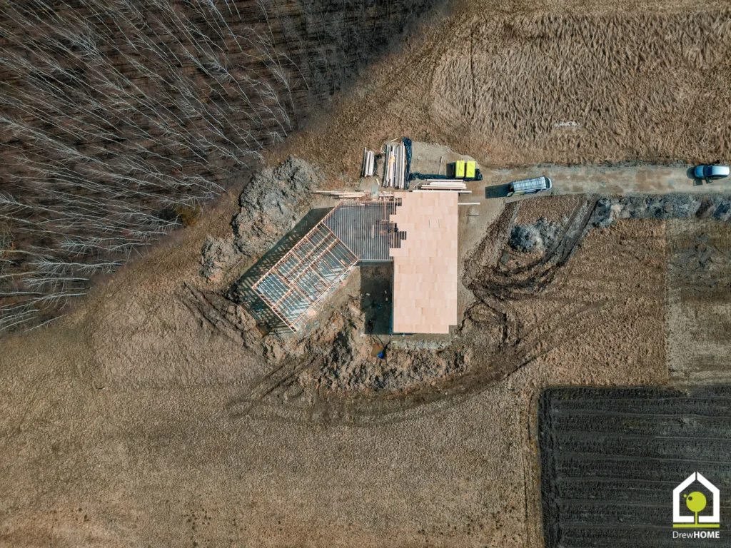 Teren budowy domu szkieletowego z lotu ptaka – przygotowanie pod fundament